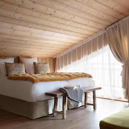 Grandes Rousses Hotel & Spa Alpe d'Huez Dış mekan fotoğraf A bedroom at the Hotel de Crillon