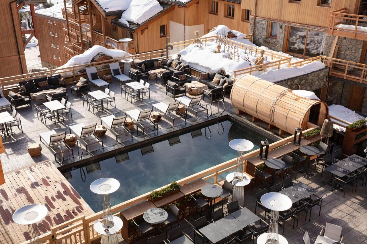 Grandes Rousses Hotel & Spa Alpe d'Huez Dış mekan fotoğraf The outdoor pool at the Hotel de la Cour des Légendes