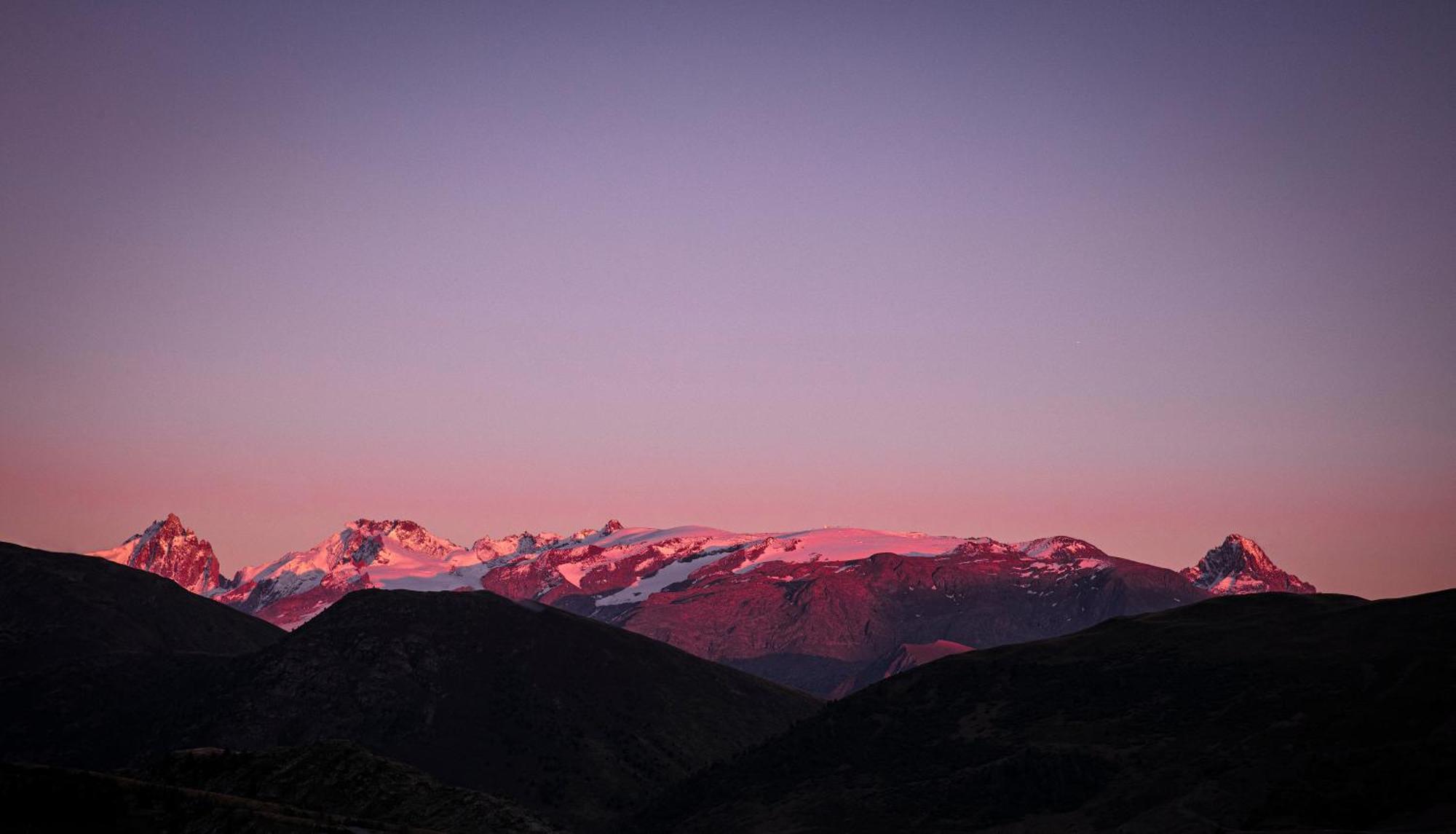Grandes Rousses Hotel & Spa Alpe d'Huez Dış mekan fotoğraf Sunset over the Seven Sisters