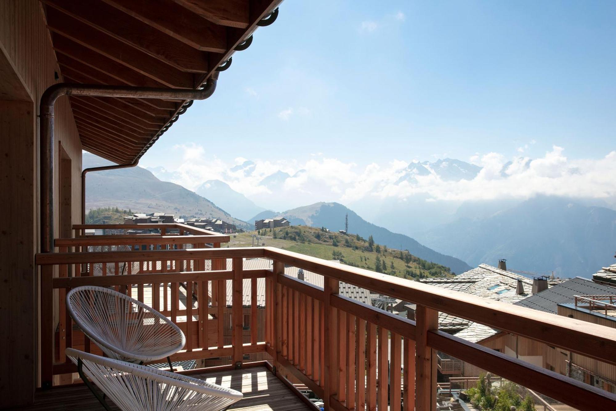 Grandes Rousses Hotel & Spa Alpe d'Huez Dış mekan fotoğraf A balcony in Les Saisies