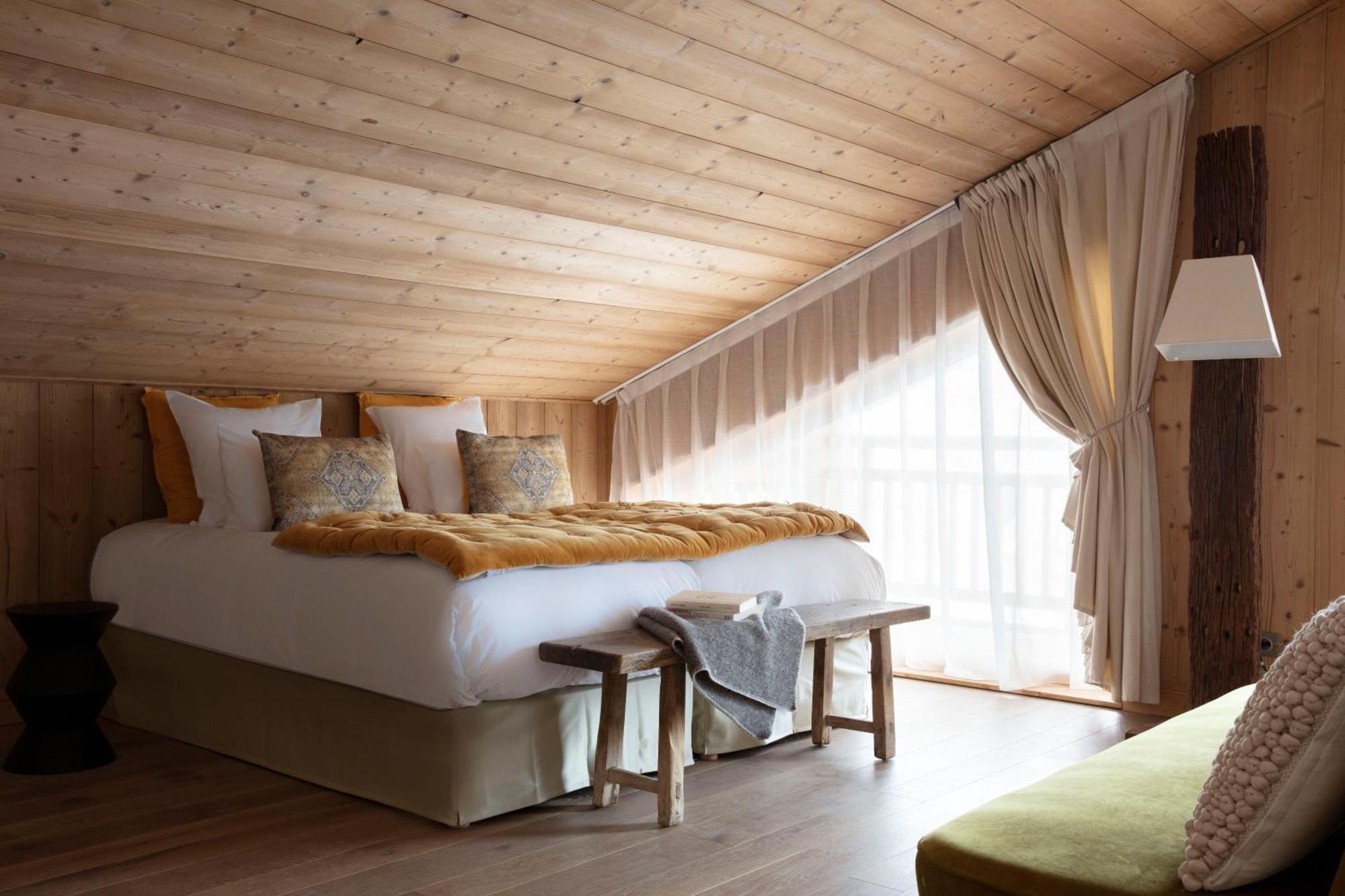 Grandes Rousses Hotel & Spa Alpe d'Huez Dış mekan fotoğraf A bedroom at the Hotel de Crillon