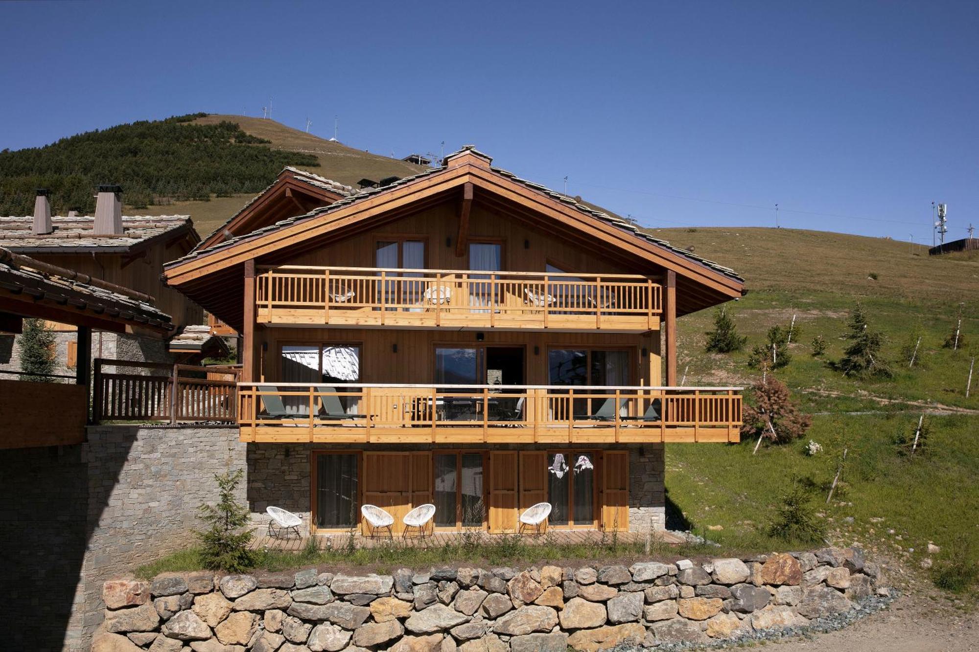 Grandes Rousses Hotel & Spa Alpe d'Huez Dış mekan fotoğraf A chalet in Les Saisies