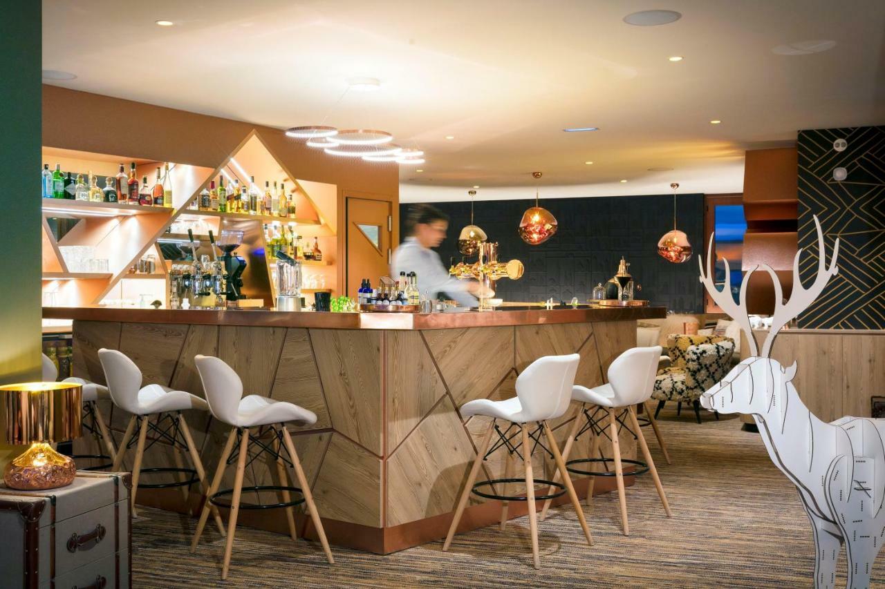 Grandes Rousses Hotel & Spa Alpe d'Huez Dış mekan fotoğraf The bar at the hotel